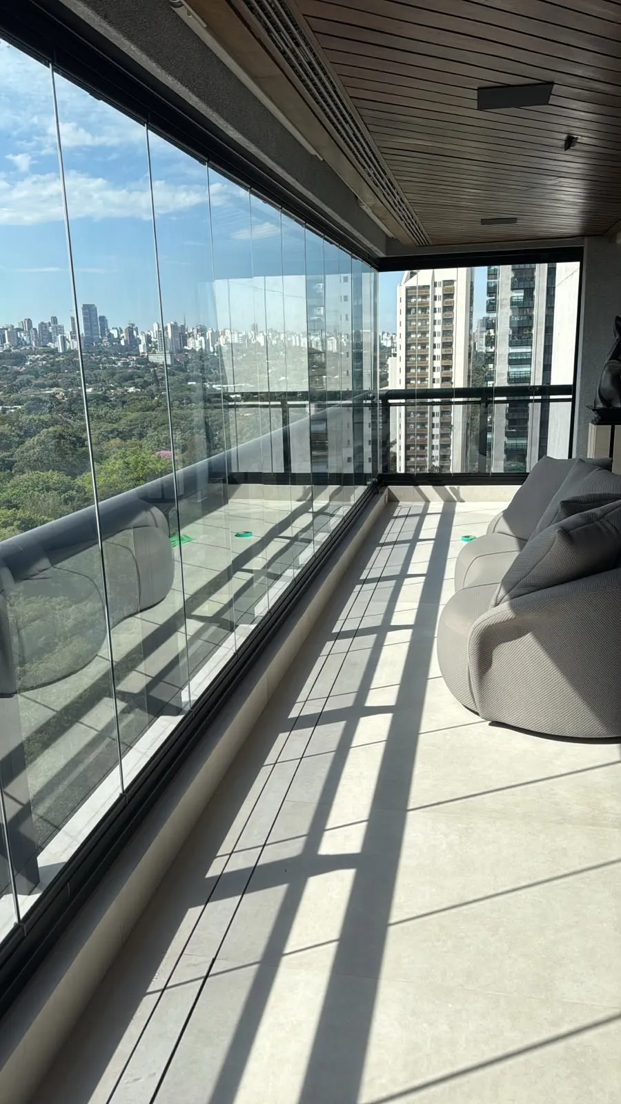 Sacada envidraçada com película aplicada pela Arq Películas, com vista para São Paulo